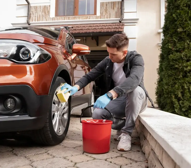 Lavage auto à domicile Roncey : professionnel intervenant sur un véhicule